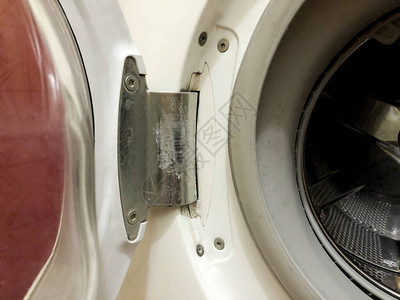 旧式洗衣机门安装置在桶盖图片