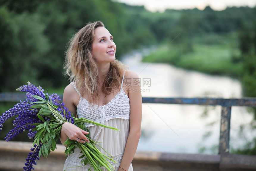 美丽的女孩夏天在大自然上图片