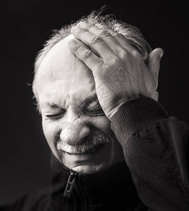 长者头痛患感染和高温老人的肖像有染图片