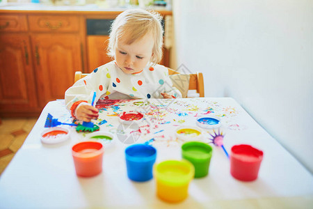 可爱的小女孩在家里幼儿园或学前班用手指画适合呆在家里的孩图片