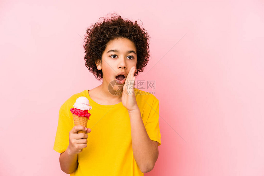 拿着冰淇淋的男孩在说一个秘密热辣图片