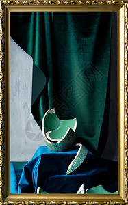 仍与破碎的彩色花瓶绿和暗蓝天鹅绒以及图片框残存在一起背景图片