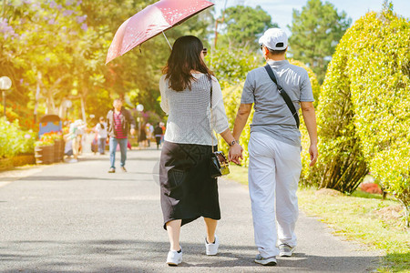 恋爱中的男女在春园里一起散步在户外玩乐在后院放松浪漫和图片