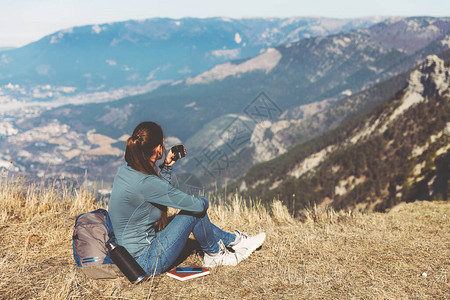 小美女独自在山上旅行图片