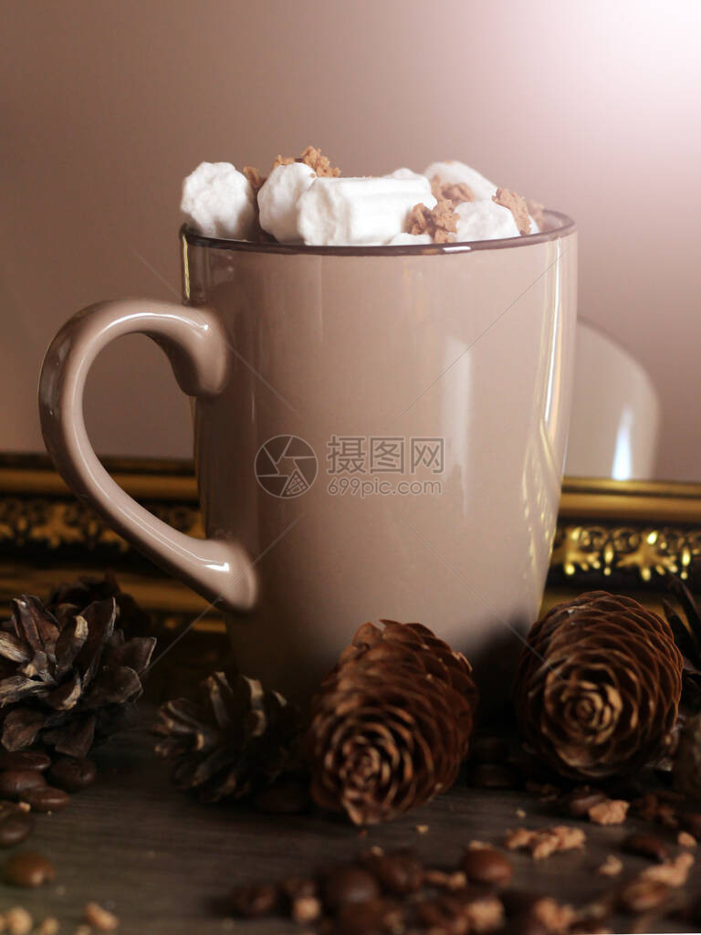 热巧克力和棉花糖在杯图片