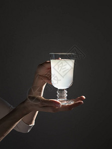 一杯水与可溶片剂女手拿着一杯水的特写视图照片年轻女子服药图片