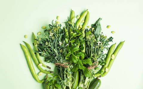 绿色蔬菜和草药在薄荷绿色面料背景单色健康的有图片
