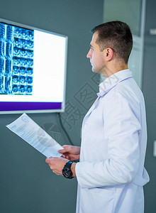 医生检查核磁共振扫描医图片