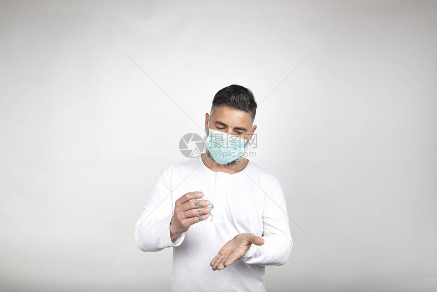 戴外科面具的人用消毒剂清洗白种细菌的手Corona预防概念图片