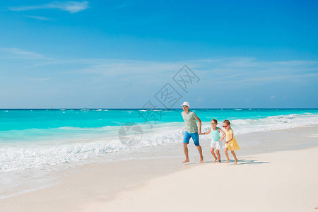 白热带海滩上父亲图片