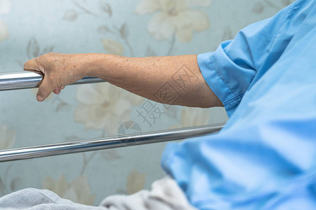 亚洲老年或老年妇病人躺在医院的床上图片