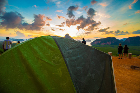在山上扎营帐篷日出时空多彩天上有图片