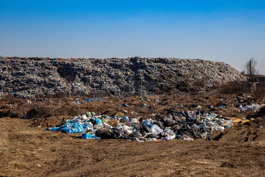 露天城市垃圾填埋场垃圾排图片