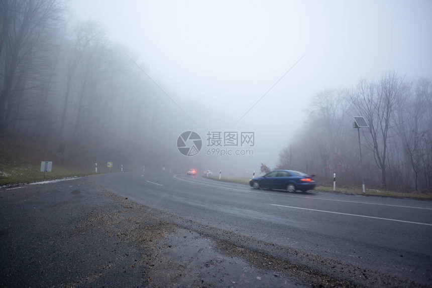 汽车在高速公路图片