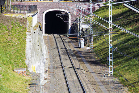 火车的老旧铁路隧道过隧道尽头有灯光图片