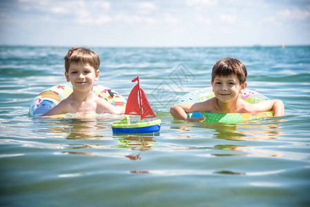 快乐的孩子们在海滩浪中玩得开心图片