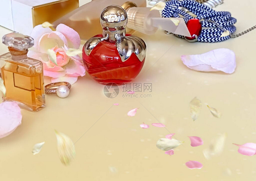 香水瓶系列红色和黄色白色背景上的花瓣图片