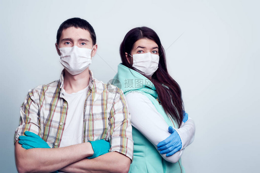 戴着医用口罩和医用手套的女人和男人的画像预防和控图片