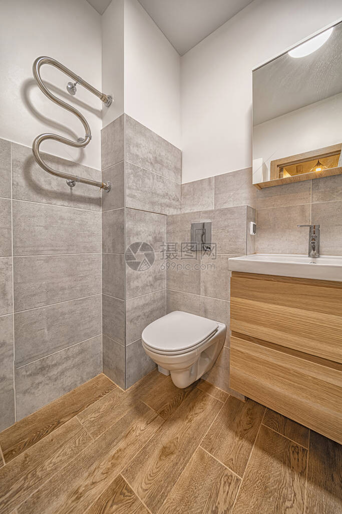 现代瓷砖式厕所室内马桶座椅和有棕色瓷砖图片