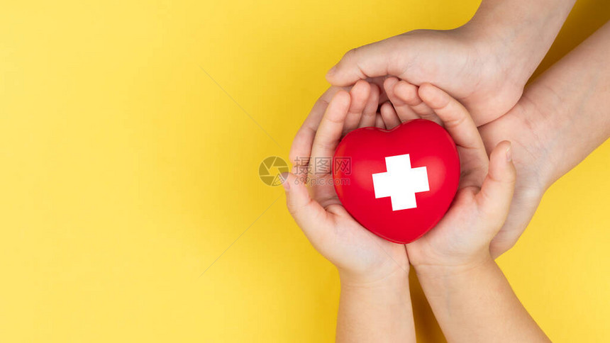 世界红十字日成人和儿童手牵红心医疗保健爱情和图片