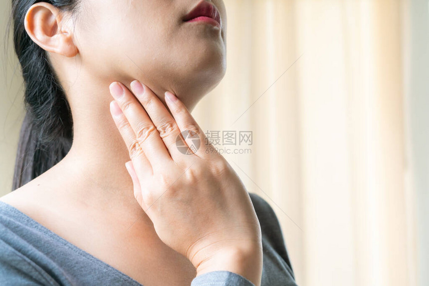 喉咙痛美丽的女触摸了疼痛颈部的手图片
