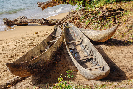 废弃的传统原住民马达加斯木制手工制作的渔夫防空洞马达图片
