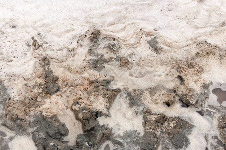 厚的粘土覆盖着盐湖的波浪图片