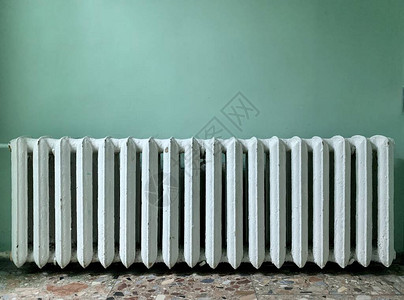 公共建筑中的铁电池墙上的旧暖气散热器室内供暖水的辐射器部分单位图片