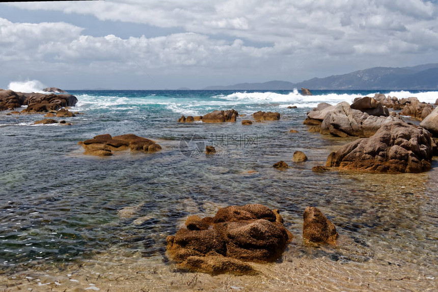 Ajaccio湾的一个小海湾有岩石海岸图片