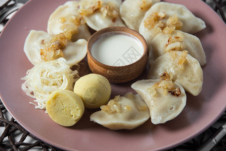 含炖菜卷心菜和炸洋葱自制的土制传统乌克兰盘子蒸发图片