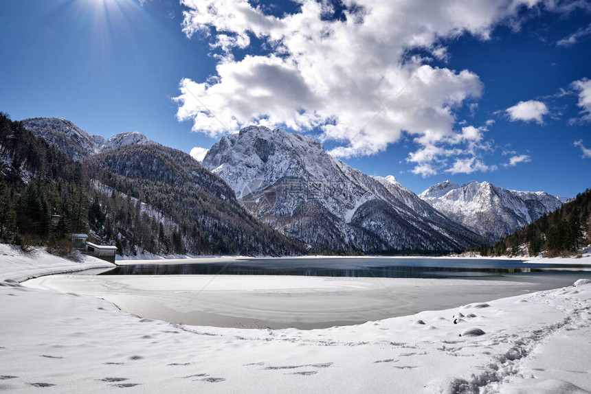 意大利Tarvisio附近Predil湖和阿尔卑图片