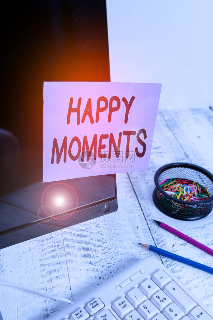 手写文本快乐的时刻概念照片对生活的愉悦或满足感便条纸贴在键盘附近的黑色电脑屏图片