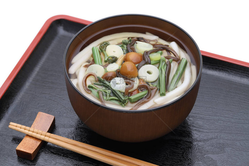 用白色背景筷子放在陶瓷碗里的日本三西乌冬面图片