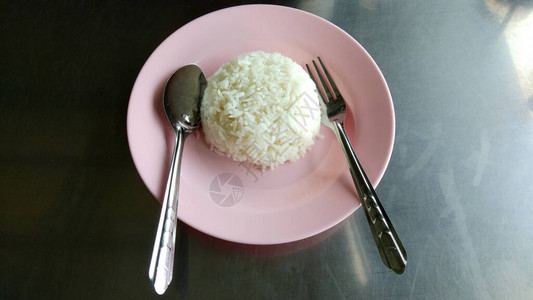 盘子勺子和叉子上的蒸米图片