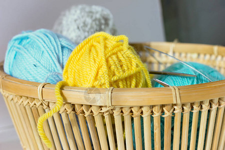 彩色的羊毛线球和编织针头球图片