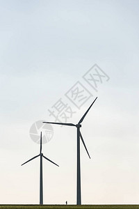 两座风力农场和一张显示风车和人类规模的人类休眠图图片