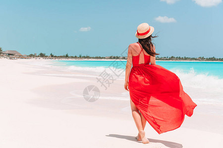 在海滩上美丽的女人穿着红裙图片