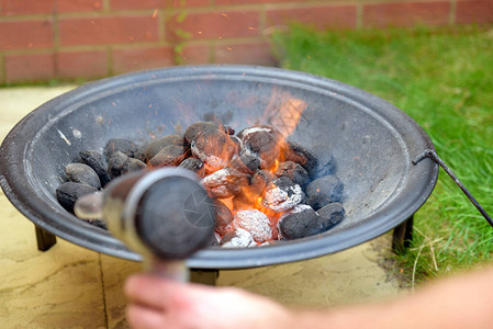 bbq烧烤木炭起火时在英格兰uk的后院图片