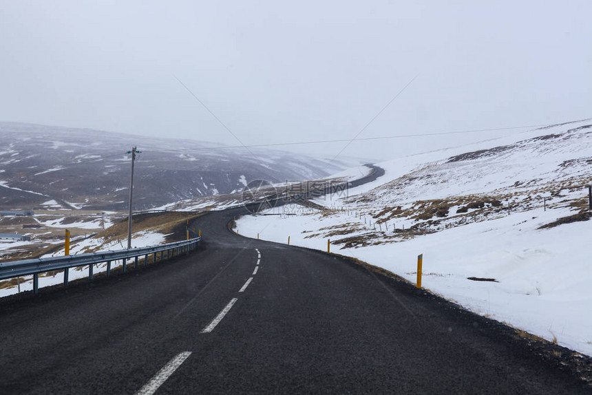 冰岛的冬季风景中路面满是积雪图片