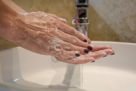 卫生用肥皂和水洗手在水槽上洗手洗手预图片