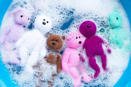 洗涤前将兔娃和熊玩具浸泡在洗衣粉水中溶解洗衣图片