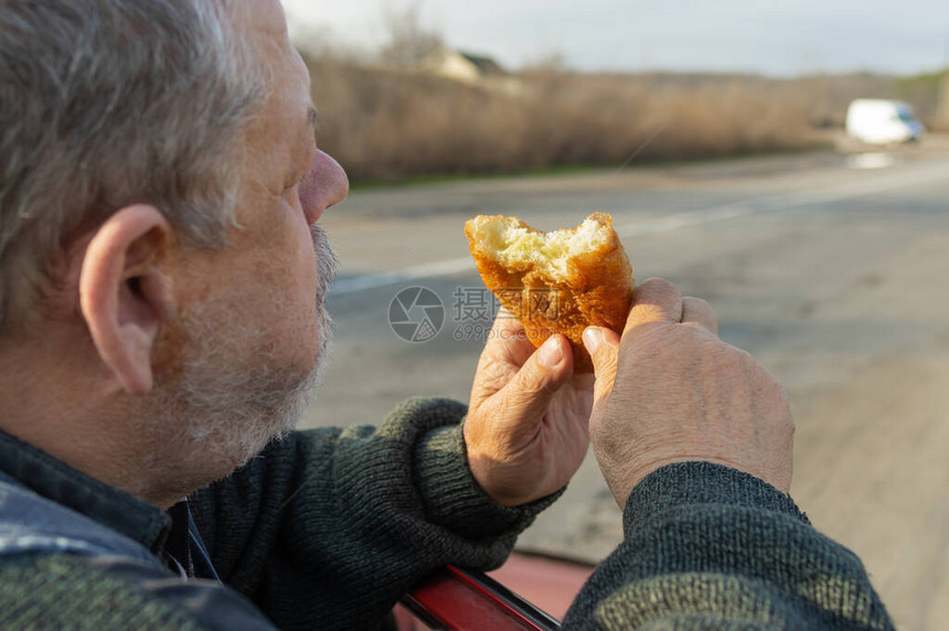 白高加索饥饿老年驾驶员的肖像图片