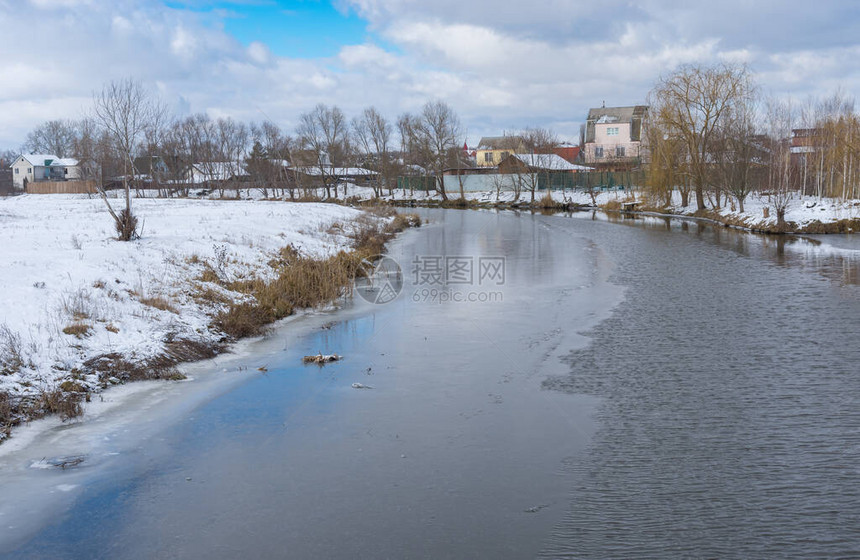 乌克兰Dnipro市附近NovoOleksadrivka村半冻成苏拉图片