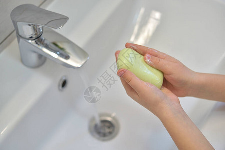 用肥皂洗手的特写用水在龙头下用肥皂洗手清洁图片