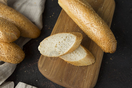法式烤法式长棍面包关闭图片