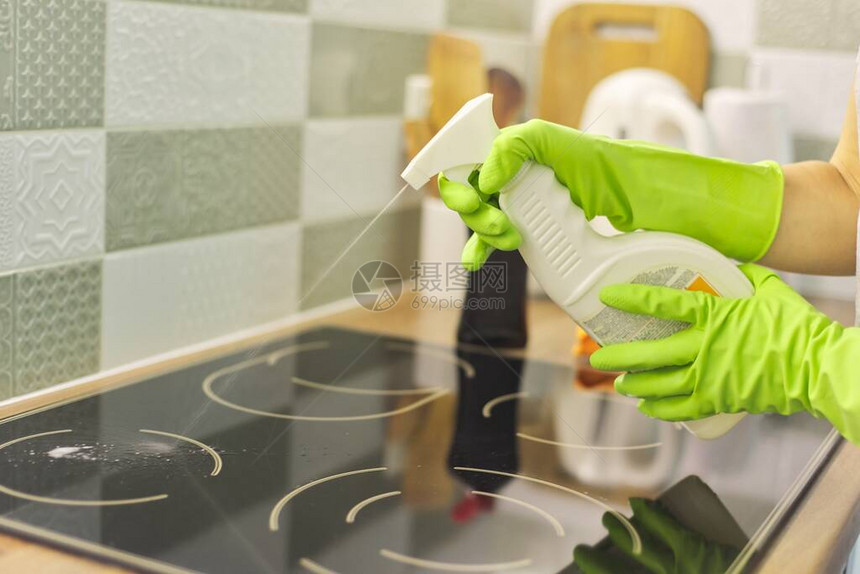 近身女手妇女用海绵和洗涤剂清洗现代烹饪玻璃图片