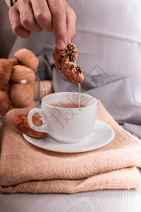 浅色背景的一杯茶和饼干图片