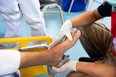 护士EMS将冰袋放在受伤球员的脚上图片