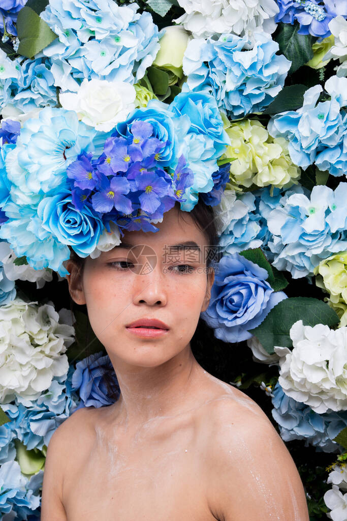 玫瑰蓝天花朵背景的壁画清新香味美丽的亚洲女肖像的春夏香水化妆品唇膏概念广告的演图片