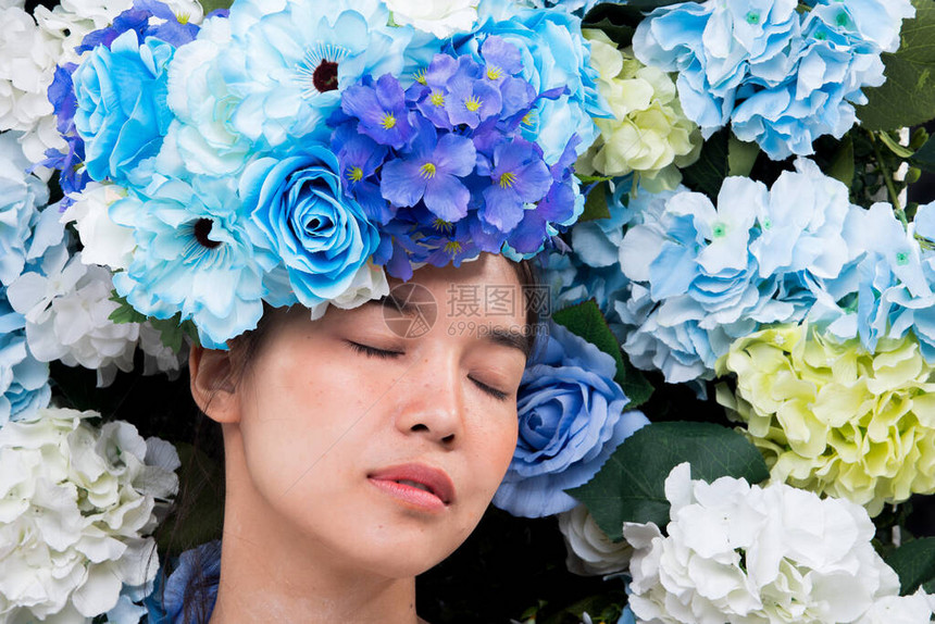 玫瑰蓝天花朵背景的壁画清新香味美丽的亚洲女肖像的春夏香水唇膏概念广告的演图片